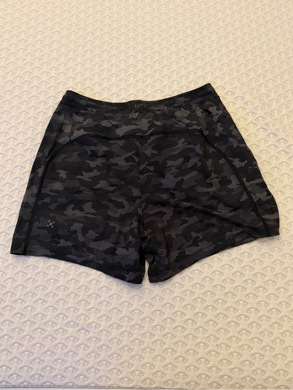 Men's L, Lululemon 5” Pacebreaker Linerless Black Camo Athletic Shorts - Picture 3 of 6
